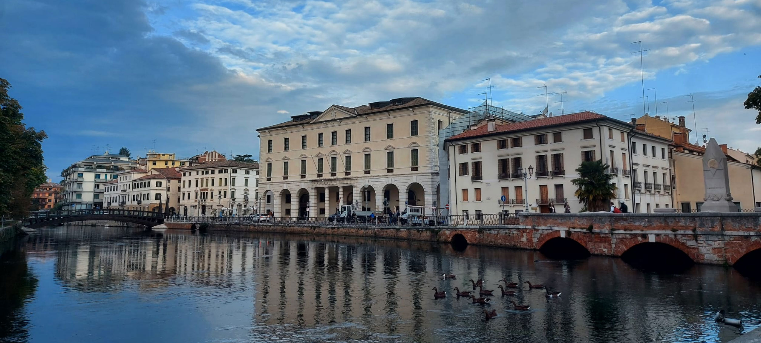 Vista esterna della sede di Bioreal che affaccia sul fiume Sile